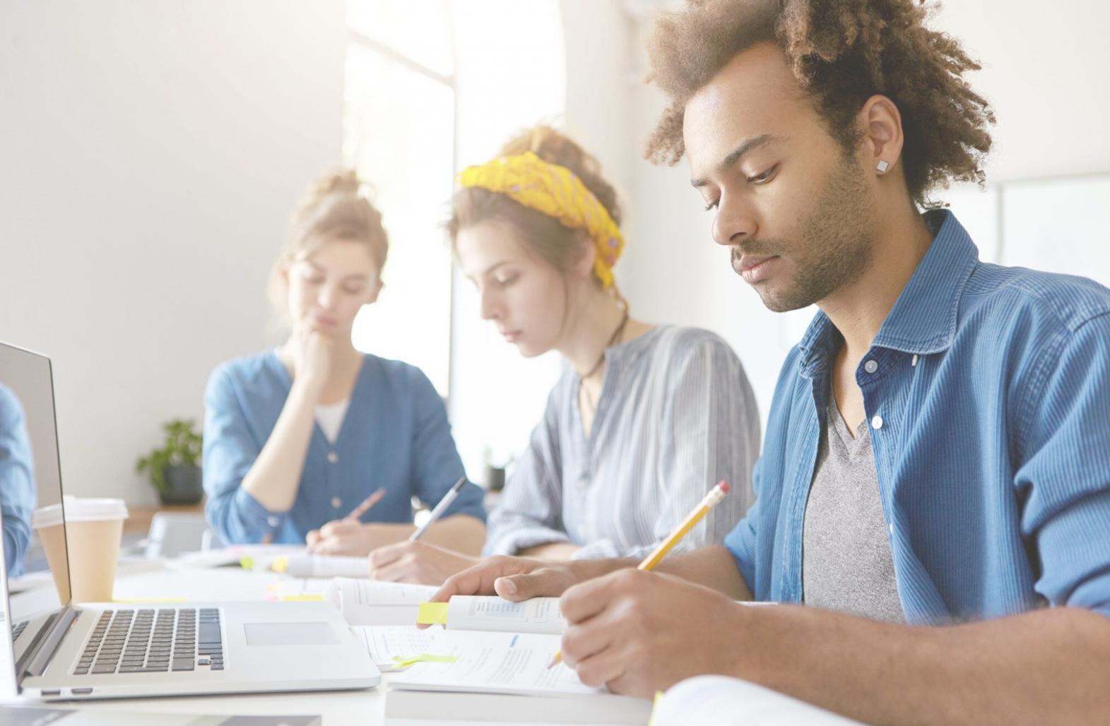 Espacio de trabajo moderno con múltiples monitores mostrando analytics y métricas web